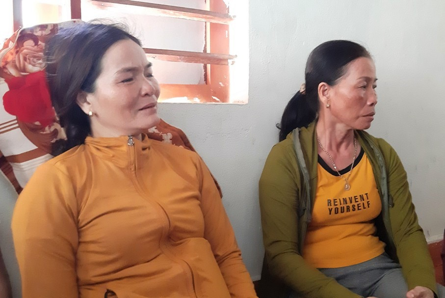 Bà Hồ Thị Thu (trái) đang lo lắng khi chồng là ngư dân Trần Văn Cảm còn đang mất tích trên biển. Ảnh: THANH THẮNG