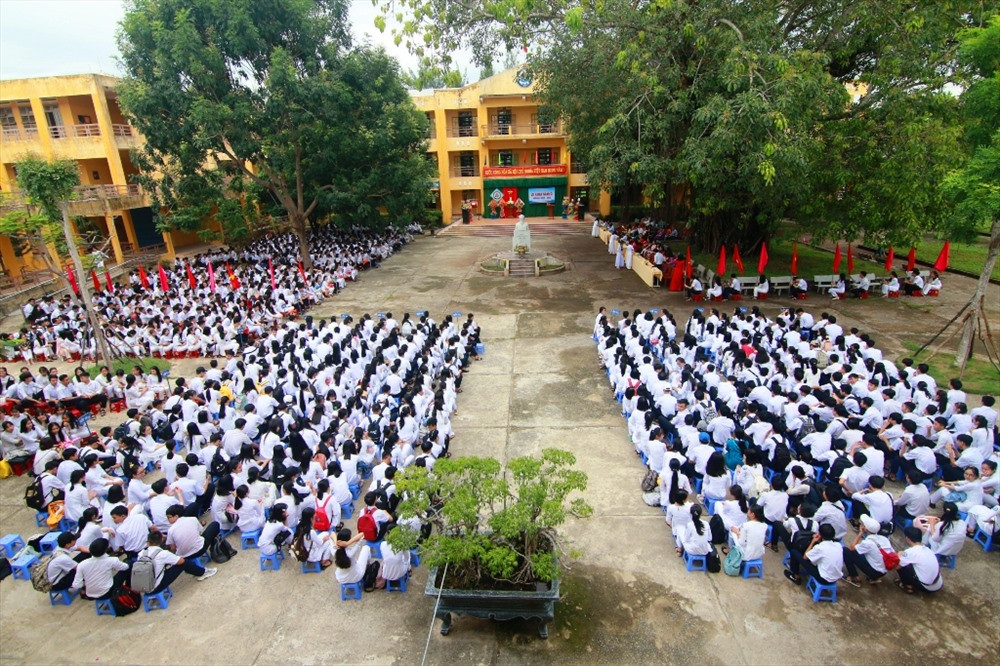 Quang cảnh lễ khai giảng của Trường THPT Trần Cao Vân. Ảnh: T.C
