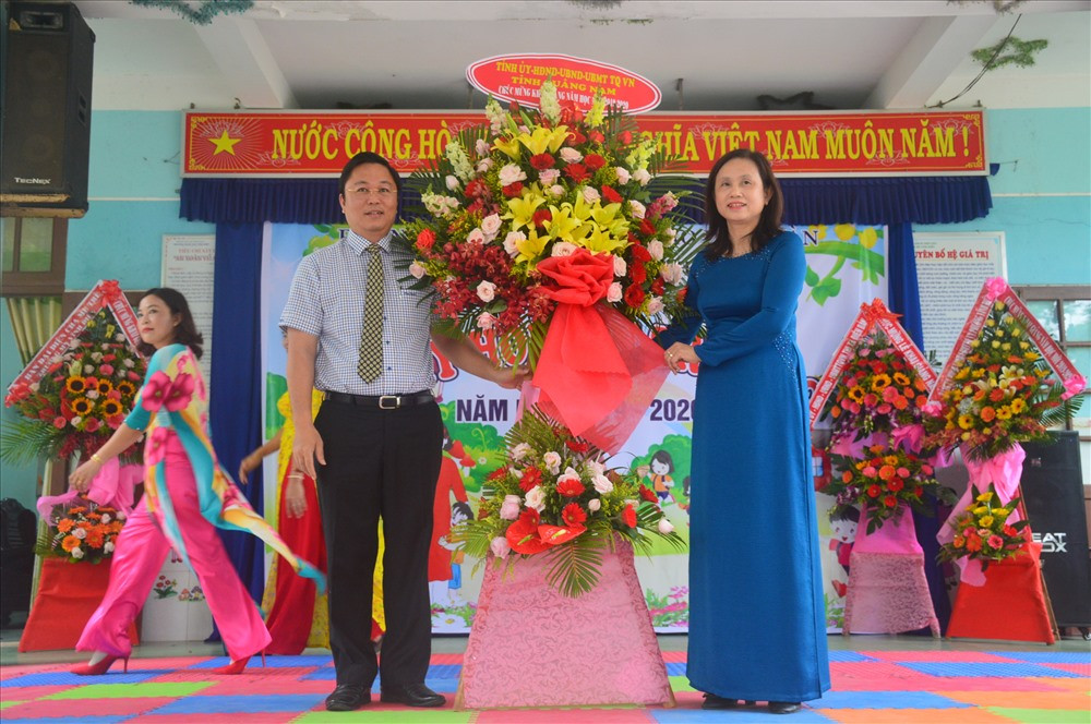 Phó Chủ tịch UBND tỉnh Lê Trí Thanh tặng lẵng hoa chúc mừng nhà trường nhân dịp năm học mới. Ảnh: Q.T