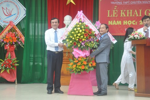 Bí thư Tỉnh ủy Phan Việt Cường (bìa trái) tặng lẵng hoa chúc mừng khai giảng Trường THPT chuyên Nguyễn Bỉnh Khiêm. Ảnh: X.P