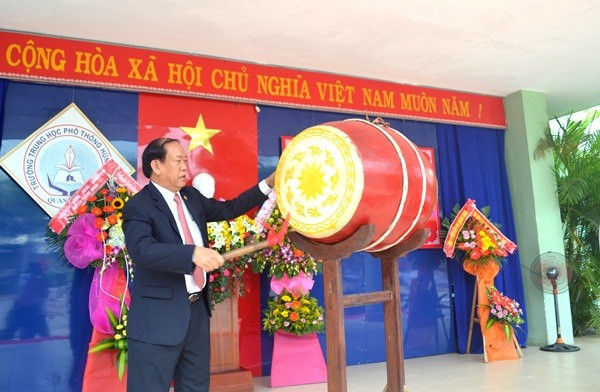 Chủ tịch UBND tỉnh Đinh Văn Thu đánh trống khai giảng năm học mới của Trường THPT Hùng Vương. Ảnh: QUANG VIỆT