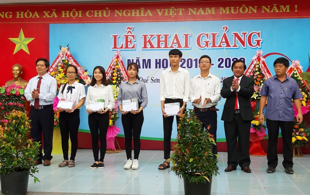 Tuyên dương khen thưởng 4 học sinh đạt thành tích cao trong kỳ thi THPT quốc gia năm 2019. Ảnh: VĂN SỰ