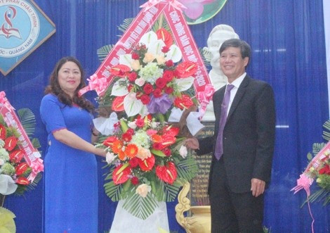 Trưởng ban Tuyên giáo Tỉnh ủy Nguyễn Thị Thu Lan tặng hoa chúc mừng Trường THPT Phan Châu Trinh. Ảnh: D.L