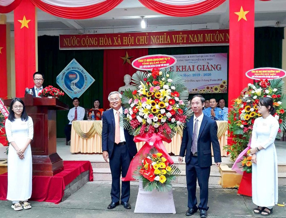 Phó Chủ tịch HĐND tỉnh Võ Hồng (bên phải) tặng lẵng hoa chúc mừng Trường THPT Nguyễn Duy Hiệu. Ảnh: H.C