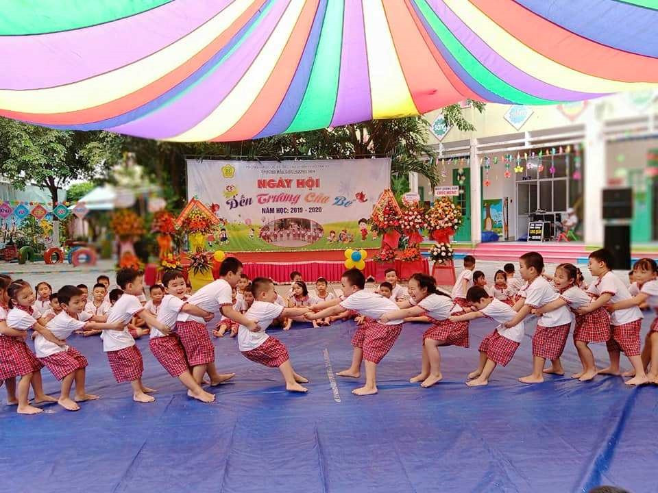 Học sinh Trường Mẫu giáo Hương Sen (Tam Kỳ) chơi trò chơi dân gian sau lễ khai giảng năm học 2019 - 2020. Ảnh: H.N