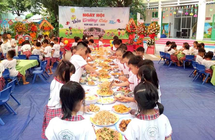 Trường Mẫu giáo Hương Sen còn tổ chức tiệc buffet cho trẻ. Ảnh: H.N