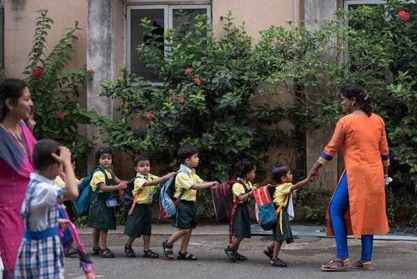 Các em nhỏ tại Mumbai, Ấn Độ ngày đầu tiên đi học. Ảnh: Getty Image