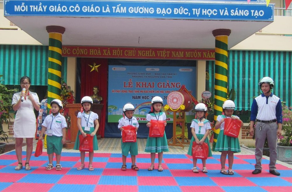 Công ty Honda Quốc Tiến 2 Tam Kỳ đội MBH cho đại diện học sinh lớp 1 Trường Tiểu học Nguyễn Văn Trỗi. Ảnh: C.N