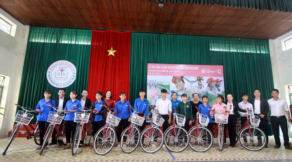 AIA Quảng Nam trao tặng 10 xe đạp cho học sinh Bắc Trà My. Ảnh: H.Q