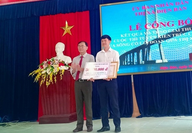 Thị xã Điện Bàn trao giải thưởng cho một đơn vị. Ảnh: THANH TÂM