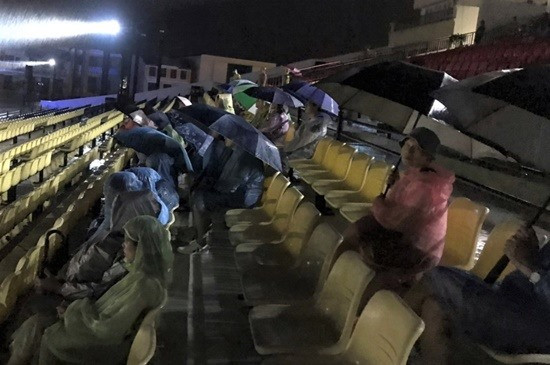Khán giả mặc áo mưa xem chương trình thực cảnh Ký ức Hội An.