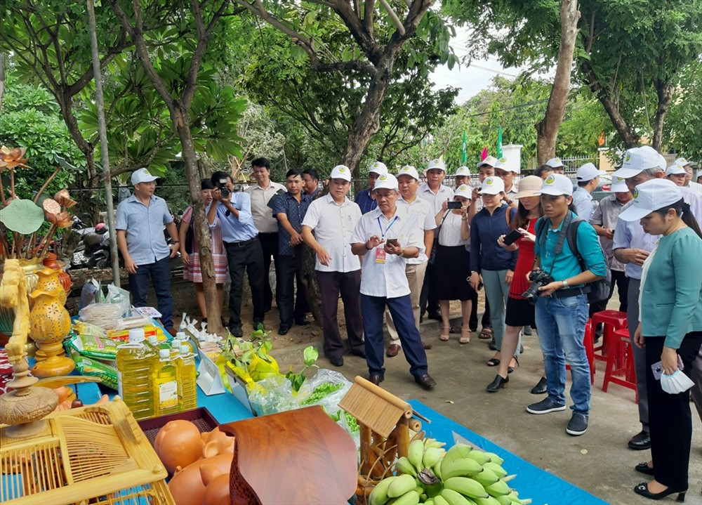 Tham quan gian trưng bày các sản phẩm nông nghiệp và công nghiệp nông thôn của thị xã Điện Bàn. Ảnh: V.S