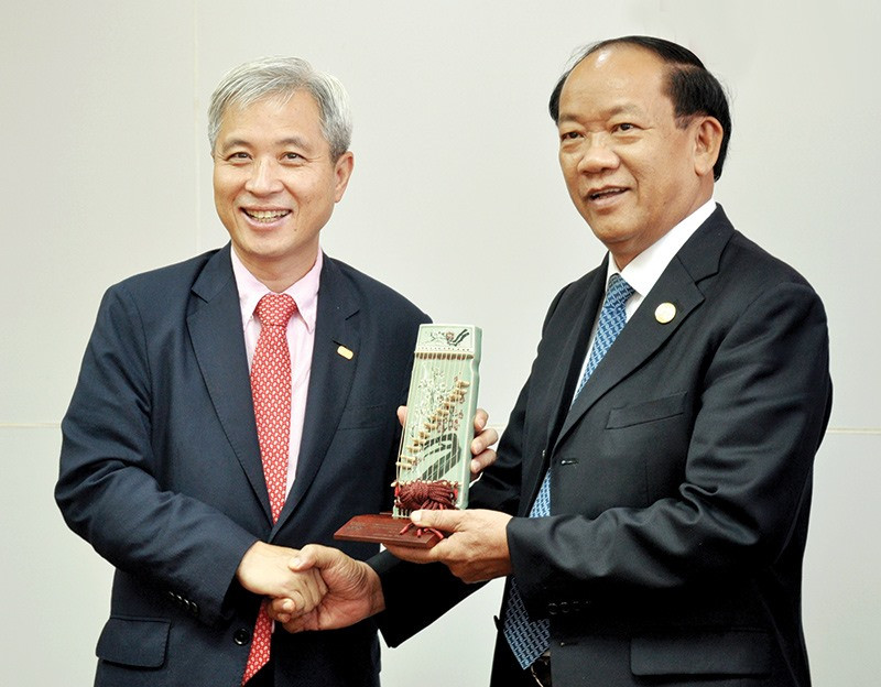 Thị trưởng TP.Osan Kwak Sang Wook tặng quà lưu niệm cho Chủ tịch UBND tỉnh Đinh Văn Thu. Ảnh: N.Đ