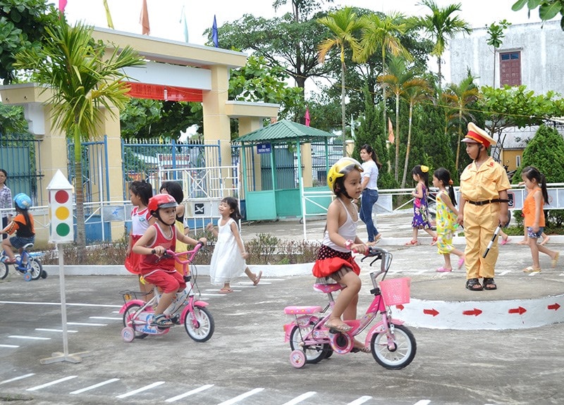 Thực hành trên mô hình trực quan ATGT ở một trường mầm non huyện Đại Lộc. Ảnh: TÚ TIỄN