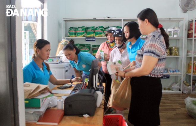 Các chị em phụ nữ phường Mân Thái là người vận hành cửa hàng.