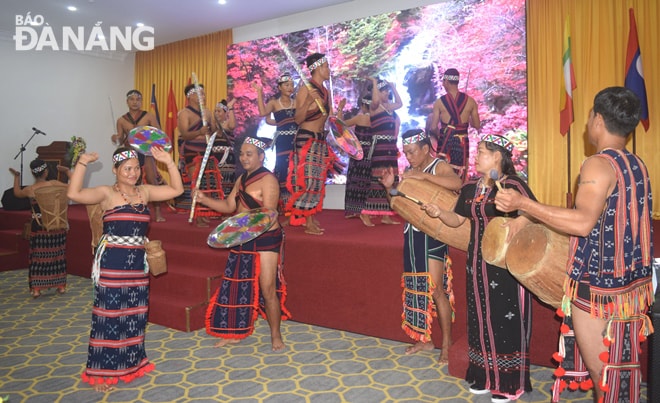 Điệu múa Tung tung ya yá truyền thống của đồng bào dân tộc Cơ-tu trình diễn tại hội thảo.