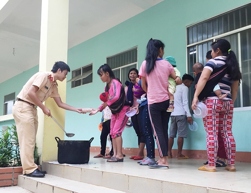 Thượng úy Nguyễn Thanh Phúc tham gia phong trào “Bát cháo tình thương”. Ảnh: MỸ HẠNH