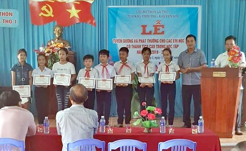 Tổ đảng viên trẻ Chi bộ thôn La Thọ 1 trao phần thưởng cho học sinh có thành tích cao trong học tập của thôn. Ảnh: H.G