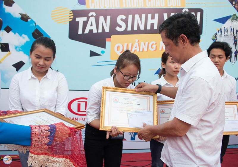 Ban liên lạc sinh viên Quảng Nam đã trao 15 suất học bổng cho sinh viên nghèo học giỏi Quảng Nam tại TP.Hồ Chí Minh. Ảnh: H.P