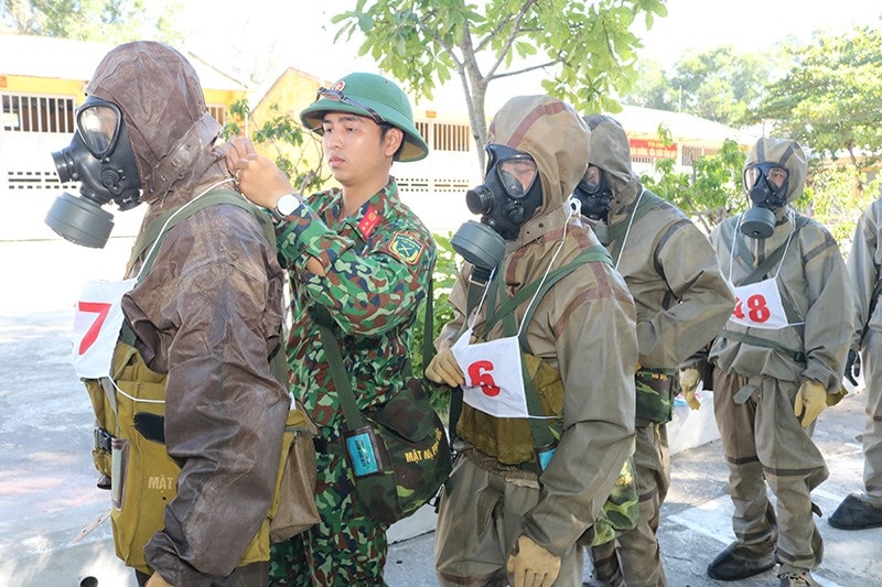 Cán bộ Đại đội kiểm tra việc mang đeo vũ khí, trang bị của bộ đội trước khi vận động. Ảnh: A.K