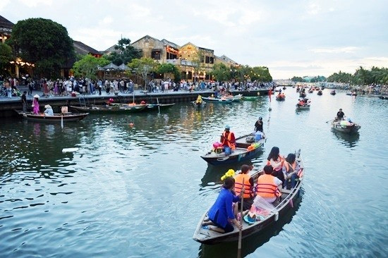 Thông qua trao đổi kinh nghiệm chuyên môn giữa các thành viên câu lạc bộ sẽ giúp công tác bảo tồn, phát huy giá trị di sản hiệu quả hơn. Ảnh: KHÁNH LINH