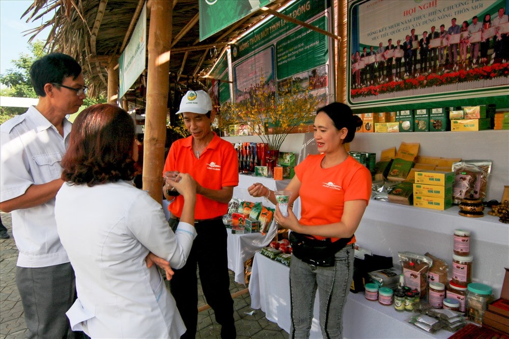 Bên lề hội nghị, các gian hàng giới thiệu sản phẩm OCOP của các tỉnh thu hút sự chú ý của nhiều đại biểu. Ảnh: S.C