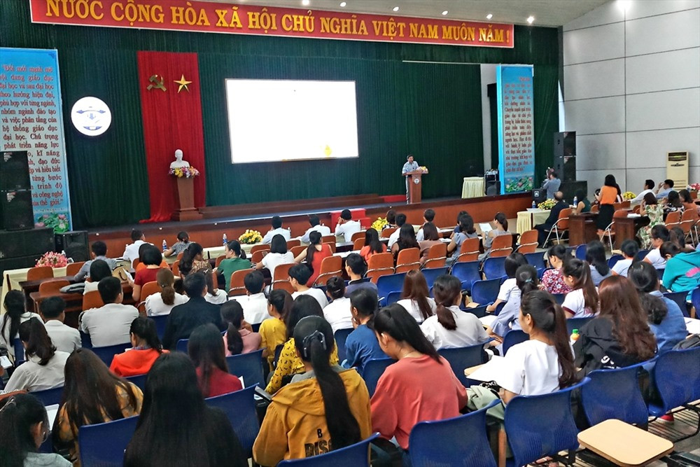 Chương trình hội thảo thu hút đông đảo giáo viên, sinh viên Trường Đại học Quảng Nam tham dự. Ảnh: A.N