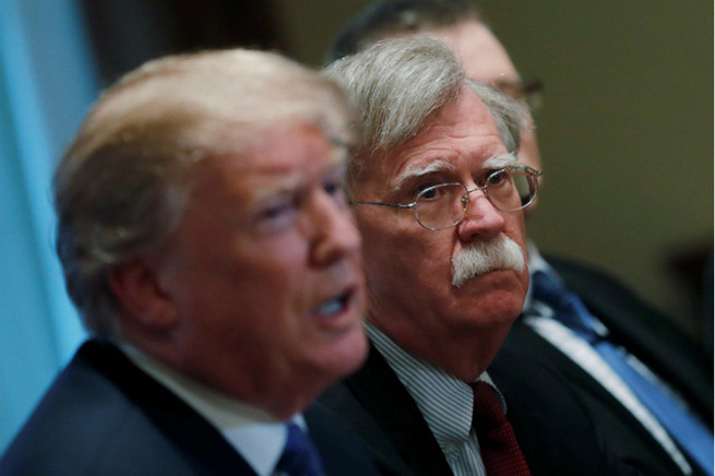 Tổng thống Donald Trump và Cố vấn an ninh quốc gia John Bolton (Ảnh: Reuters)