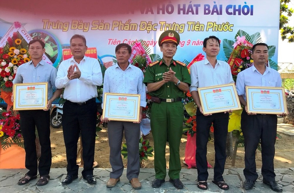 Trao giấy khen cho các đơn vị đoạt giải tại Hội làng Lộc Yên. Ảnh: NGUYỄN HƯNG