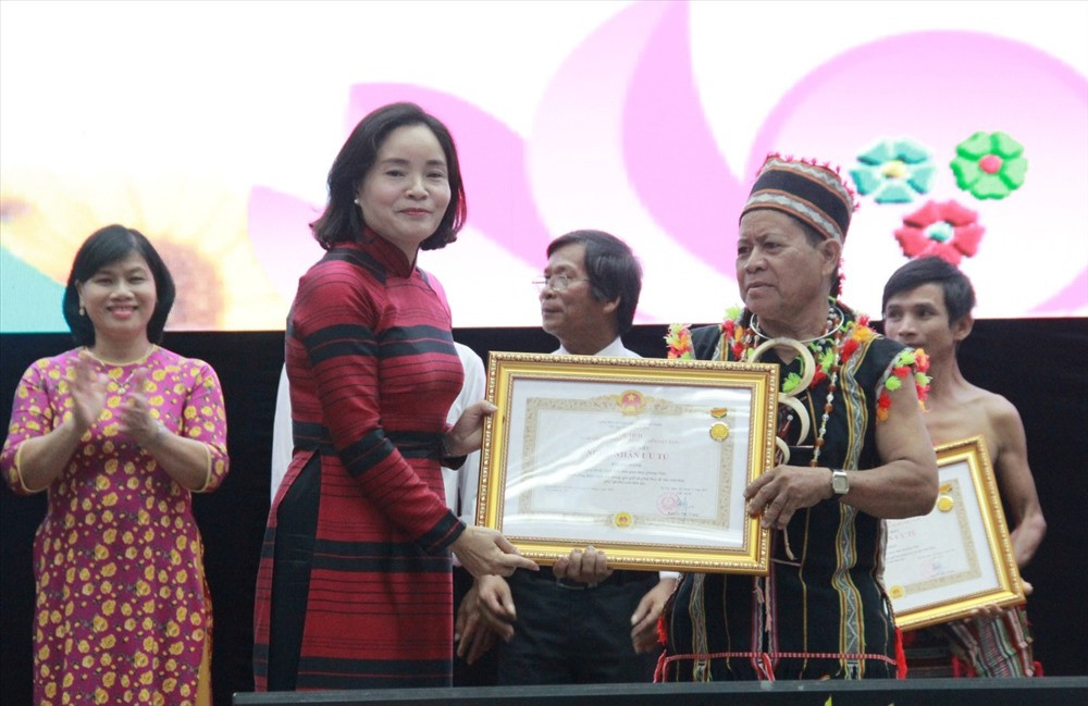 Thừa ủy nhiệm của Chủ tịch nước, Thứ trưởng Bộ VH-TT&DL Trịnh Thị Thủy trao danh hiệu “Nghệ nhân ưu tú” cho các cá nhân. Ảnh: X.H