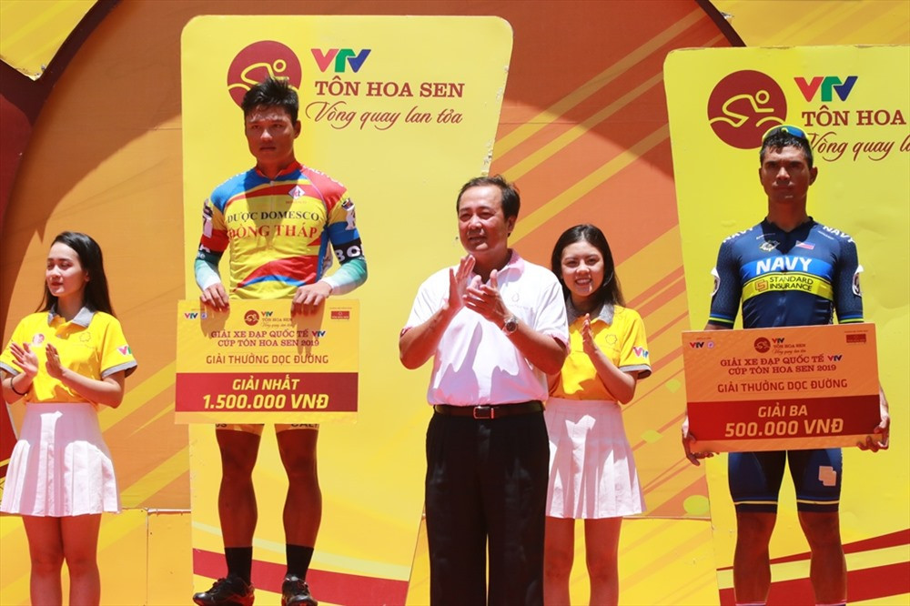 Phó Chủ tịch Thường trực UBND tỉnh Huỳnh Khánh Toàn trao các giải thưởng dọc đường cho các đội đua. Ảnh: T.C