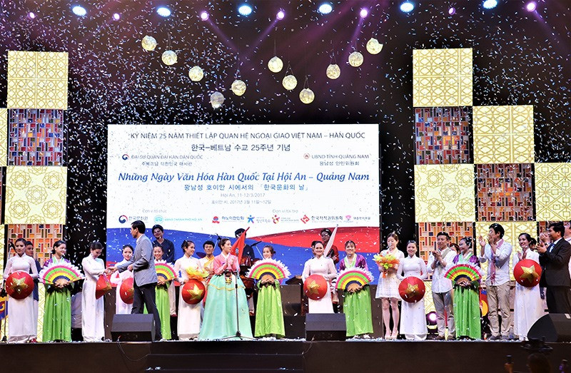 Đoàn văn hóa nghệ thuật Hàn Quốc biểu diễn tại Hội An. Ảnh: L.Q
