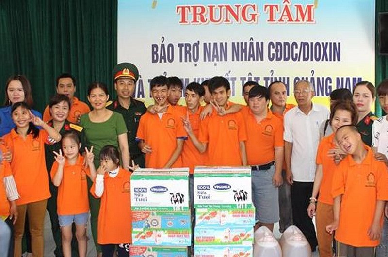 Phụ nữ lực lượng vũ trang tỉnh tặng quà Trung tâm Bảo trợ nạn nhân chất độc da cam, trẻ em khuyết tật tỉnh và tặng quà trẻ em nghèo xã Dang, huyện Tây Giang.