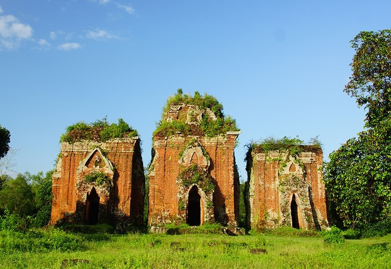 Tháp Chiên Đàn. Ảnh: PHƯƠNG THẢO