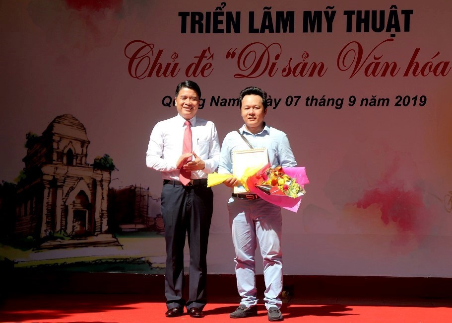 Phó Chủ tịch UBND tỉnh Trần Văn Tân trao giải A cho họa sĩ Lê Đình Chinh. Ảnh: CÔNG THIỆM
