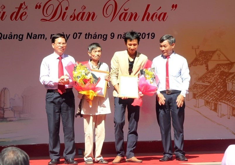 Trao giải B cho tác giả Nguyễn Văn Huy (Quảng Nam) và Nguyễn Tường Vinh (Đà Nẵng). Ảnh: CÔNG THIỆM