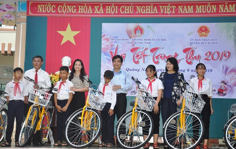 Trao tặng 50 xe đạp cho học sinh. Ảnh: VINH ANH