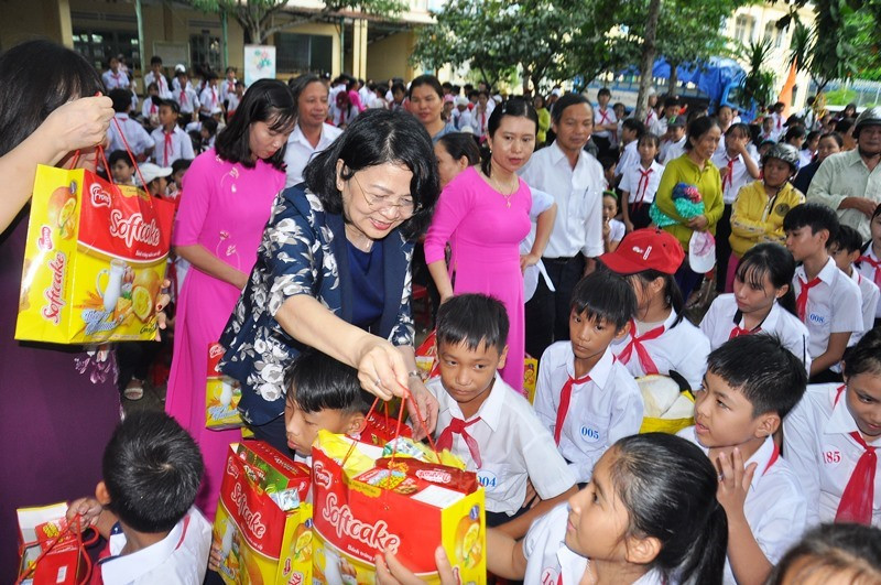 Đồng chí Đặng Thị Ngọc Thịnh trao quà trung thu cho thiếu nhi. Ảnh: VINH ANH