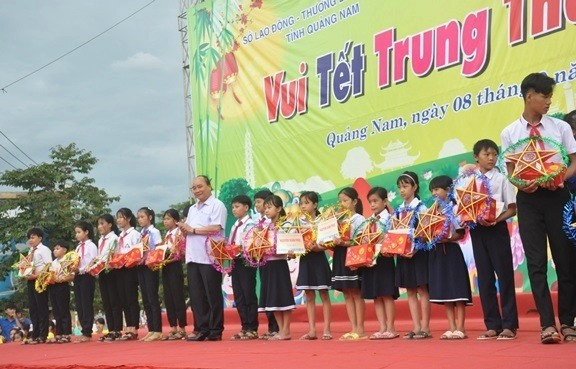 Thủ tướng Nguyễn Xuân Phúc tặng quà thiếu nhi Đại Lộc. Ảnh: Đ.L