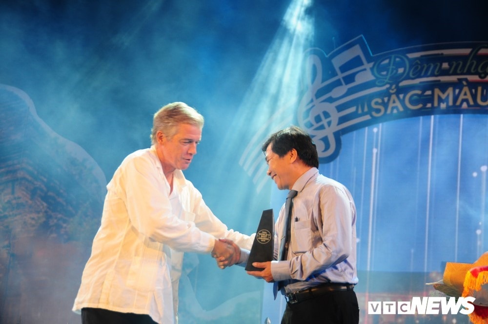 Represetative of the Travel & Leisure (L) gives the award to Hoi An city’s leader.