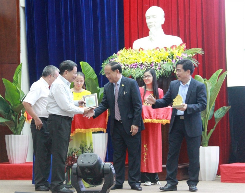 Quang Nam leaders gives souvenirs to groups and individuals who have contributions to the heritage conservation and promotion.