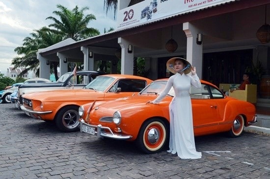 Various famous ancient cars like Volkswagen, Ford or Chevrolet at the parade