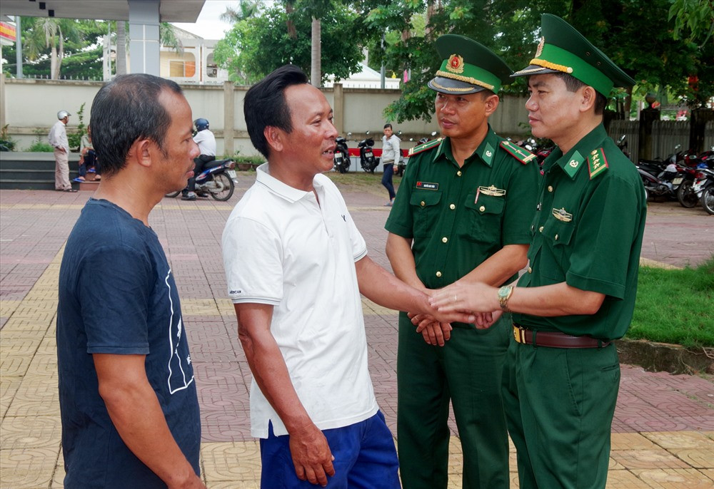 Đại diện Bộ Chỉ huy Bộ đội Biên phòng tỉnh động viên ngư dân Bùi Văn Quốc - chủ tàu QNa-91928TS. Ảnh: Đ.Q