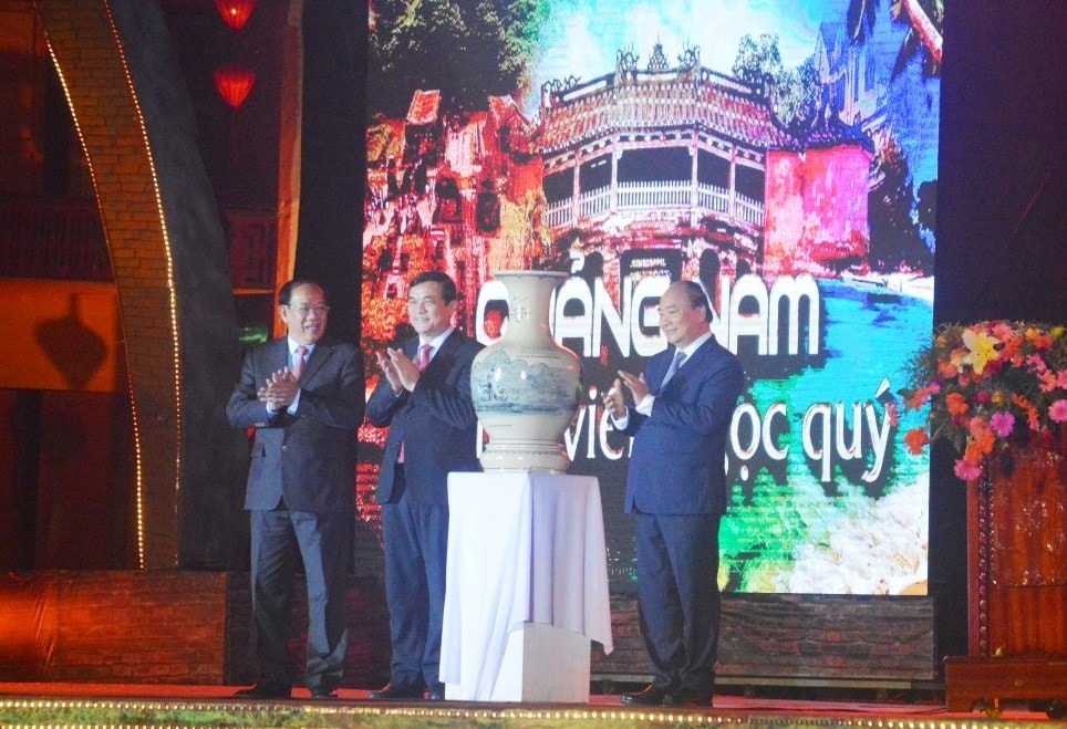 Prime Minister Nguyen Xuan Phuc (R) gives Quang Nam a souvenir.