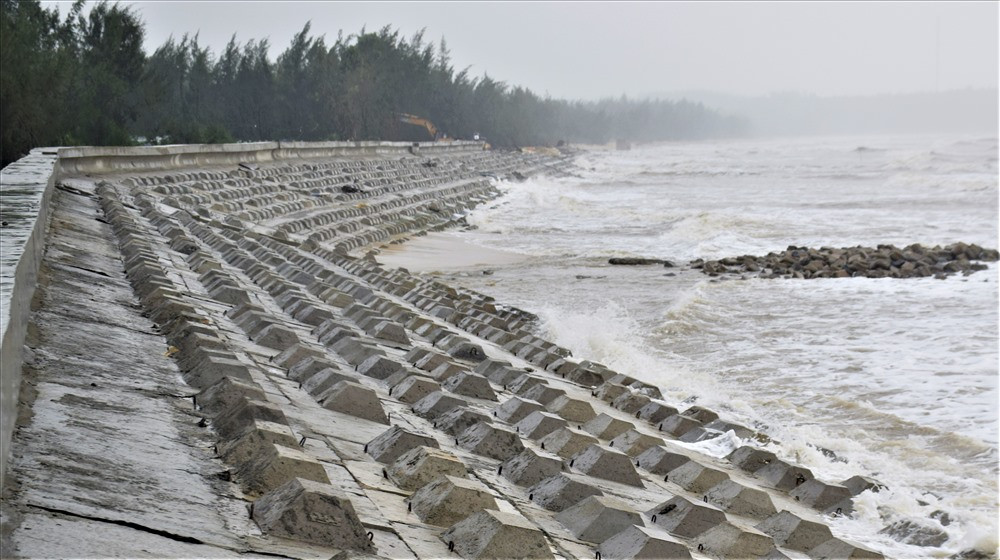 Một tuyến kè tại bờ biển xã Tam Hải xây dựng hoàn thành vào năm 2018. Ảnh: THANH THẮNG