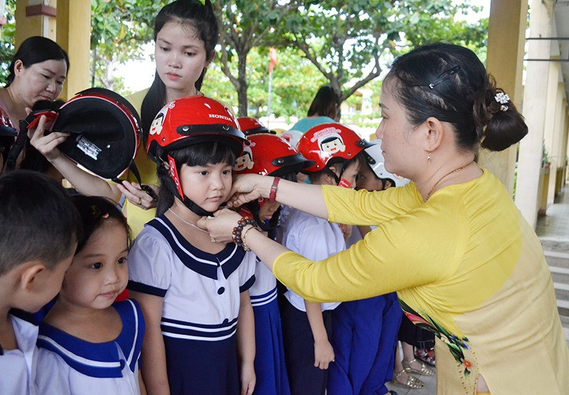 Trường Tiểu học Hứa Tạo (Đại Lộc) trao 132 mũ bảo hiểm cho học sinh lớp 1 vào đầu năm học 2019 - 2020. Ảnh: K.K