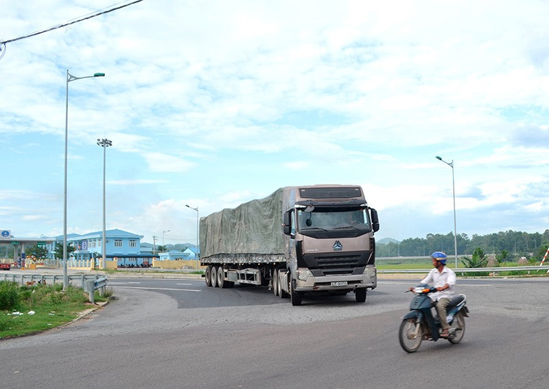 Nút giao Tam Kỳ (giao giữa cao tốc với quốc lộ 40B) qua địa bàn Phú Ninh chưa được mở rộng rất dễ xảy ra va chạm. Ảnh: T.C.T