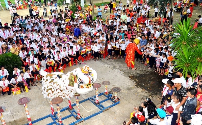 Trẻ em huyện Duy Xuyên thích thú với màn múa lân do đội lân sư rồng khối phố Mỹ Hòa (thị trấn Nam Phước, Duy Xuyên) trình diễn. Ảnh: VINH ANH