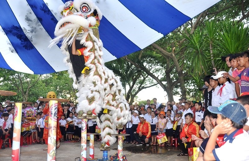 “Lân lên mai hoa thung” là tiết mục đặc sắc và công phu nhất trong lân sư rồng, tạo sự thích thú, phấn khích với trẻ em. Ảnh: VINH ANH