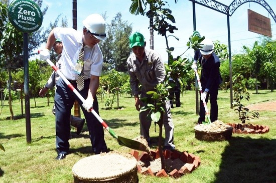 Các đại biểu trồng cây xanh - như là một hành động thể hiện sự phát triển bền vững và thân thiện với môi trường của ngành du lịch. Ảnh: VĨNH LỘC